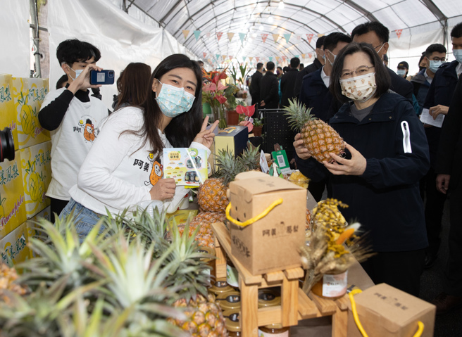 蔡英文總統（右一）3日出席文化總會舉辦的「城南有意思‧春日好好市集」活動，參觀台灣小農的農特產品攤位。（台北市攝影記者聯誼會提供）