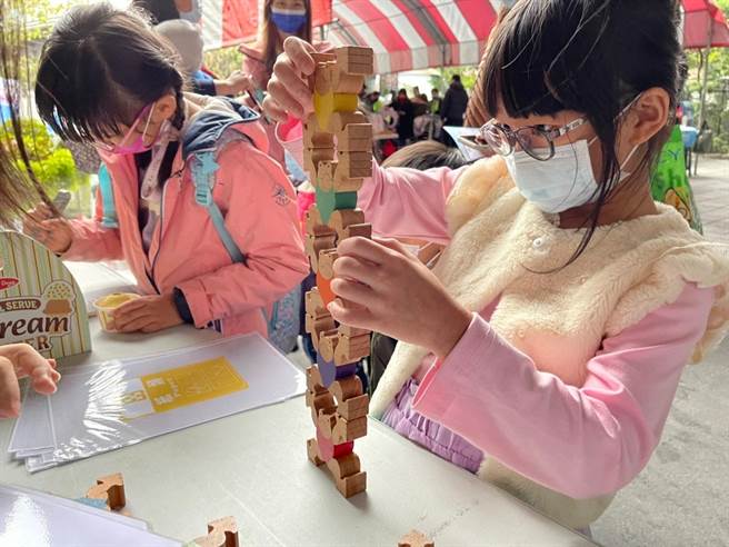 全国玩具復活节在新北市大远百广场启航，小朋友在活动现场开心玩玩具。（新北市社会局提供）