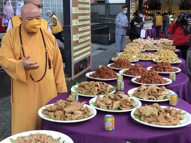本愿山住持信愿法师指出，该讲堂设施熟食供品100多桌、生食供品约700桌等，上供诸佛菩萨、歷代祖先，以示后人饮水思源莫忘本。（陈世宗摄）