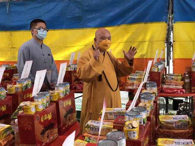 本愿山住持信愿法师指出，该讲堂设施熟食供品100多桌、生食供品约700桌等，上供诸佛菩萨、歷代祖先，以示后人饮水思源莫忘本。（陈世宗摄）