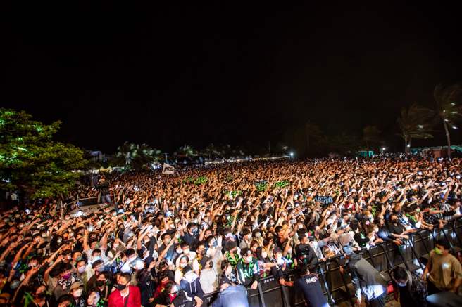 墾丁台灣祭現場人潮擠爆，今還傳出有確診者連2天也在裡面嗨。(翻攝自 台灣祭Taiwan Music Festival臉書)
