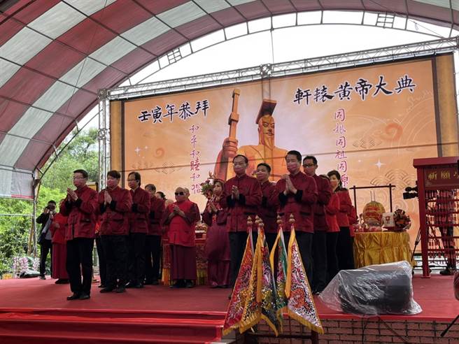 眾礼生依序进馔、上香、初献礼、亚献礼、终献礼等26项仪程。（陈梦茹摄）