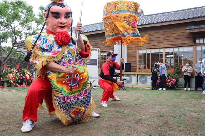 澎湖「沿菊书店」开幕，县府与产业合作推动地方创生。（图／张茂雄摄）