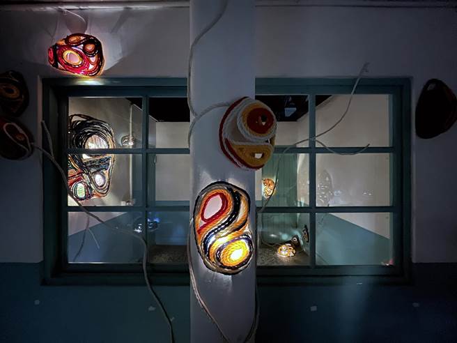 今年的第一檔眷村主题展「织．胝」以真菌的菌丝作为灵感，利用线绳的编盘象徵眷村生命故事交融的特质。（台中市港区艺术中心提供）