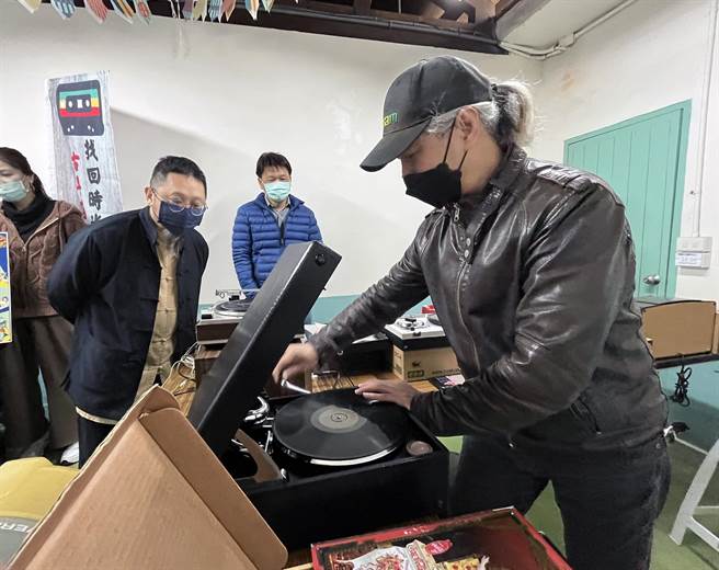 市集上有復古留声机，吸引文化局副局长曾能汀与东海大学副教授李思贤好奇观看。（台中市港区艺术中心提供）