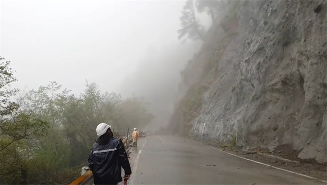 台8線中橫公路117.4K處花蓮縣秀林鄉關原路段，因昨晚間開始降雨不斷，今中午發生間歇落石坍方，且暫時無法清理，公路總局已於現場管制通行。（民眾提供／羅亦晽花蓮傳真）