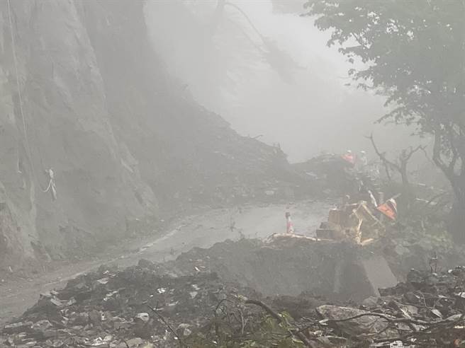 台8線中橫公路117.4K處花蓮縣秀林鄉關原路段，因昨晚間開始降雨不斷，今中午發生間歇落石坍方，且暫時無法清理，公路總局已於現場管制通行。（民眾提供／羅亦晽花蓮傳真）