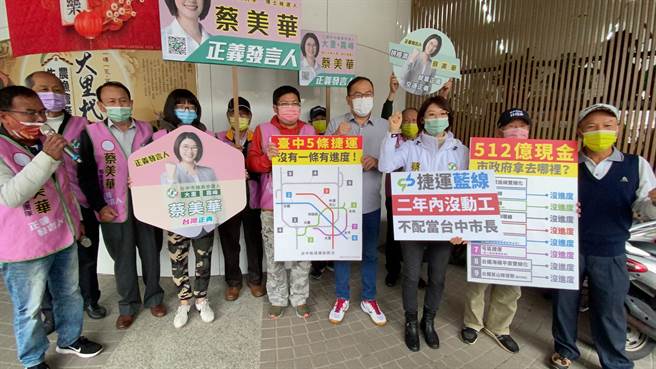 民进党宣布参选台中市长的王义川3日与「台湾正青」市议员参选人蔡美华合体举办交通正义记者会。（冯惠宜摄）