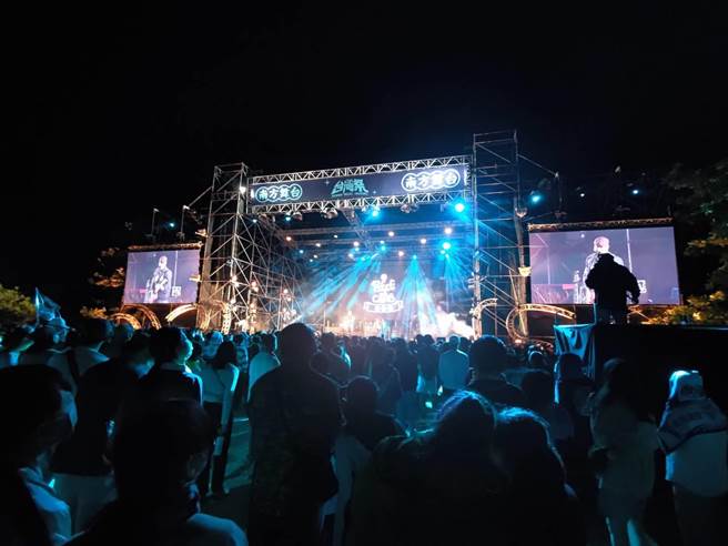 在垦丁大湾登场的「台湾祭」2日涌入逾3万人次。（谢佳潾摄）