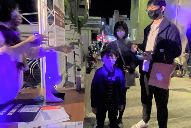 台東不夜山海電音季，2日晚間1名男童未施打2劑「新冠肺炎」疫苗而無法入場，在入口處嚎啕大哭。（蔡旻妤攝）