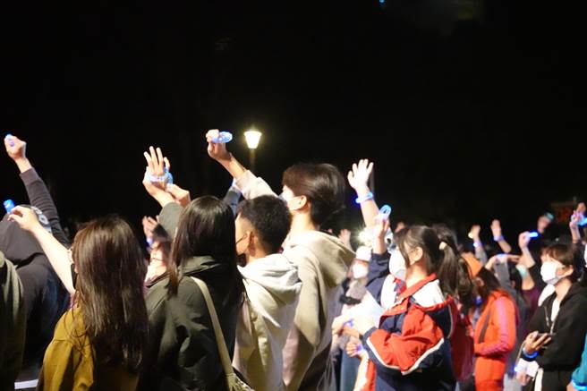 台東不夜山海電音季主持人向台下民眾確認入場手環。（蔡旻妤攝）