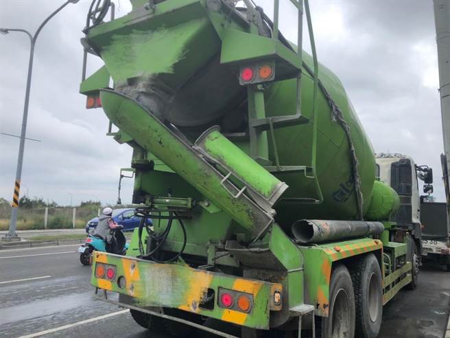 预拌混凝土车沿路渗漏水泥，驾驶遭开罚。（读者提供／程炳璋台南传真）