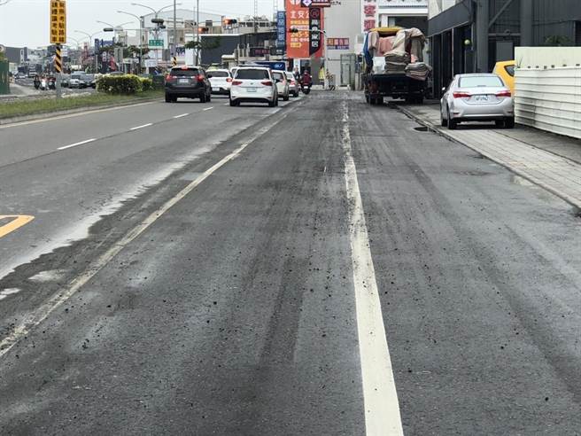 预拌混凝土车沿路渗漏水泥，造成路面湿滑泥泞。（读者提供／程炳璋台南传真）