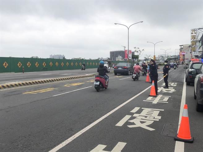 环保局派员清理路面3小时期间，警方派员疏导交通。（读者提供／程炳璋台南传真）