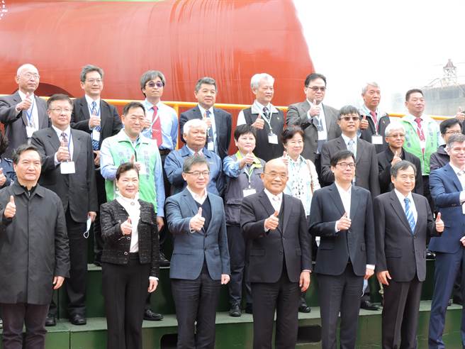 行政院苏贞昌院长、高雄市陈其迈市长、经济部王美花部长皆出席环海翡翠轮下水典礼。（洪靖宜摄）