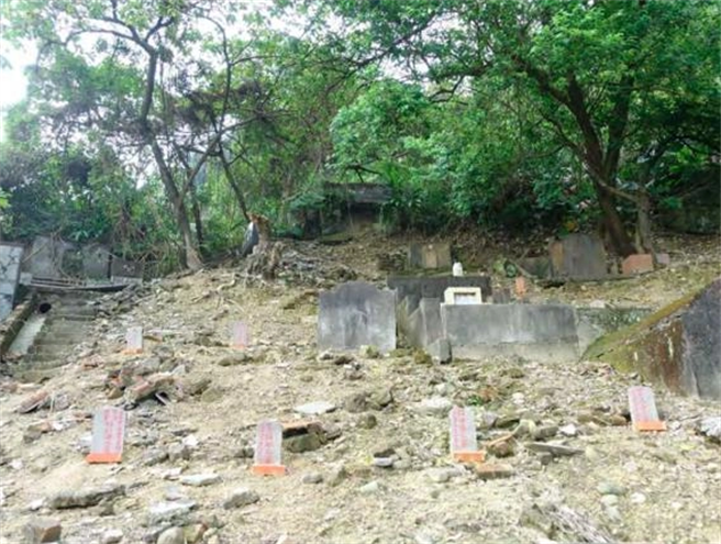 台北市议员许家蓓指出，北市30年来疏于维护全台最大戒严受难者墓园，不仅道路破损、入口指标不明，一不慎还可能踩到先人坟墓。（许家蓓办公室提供）