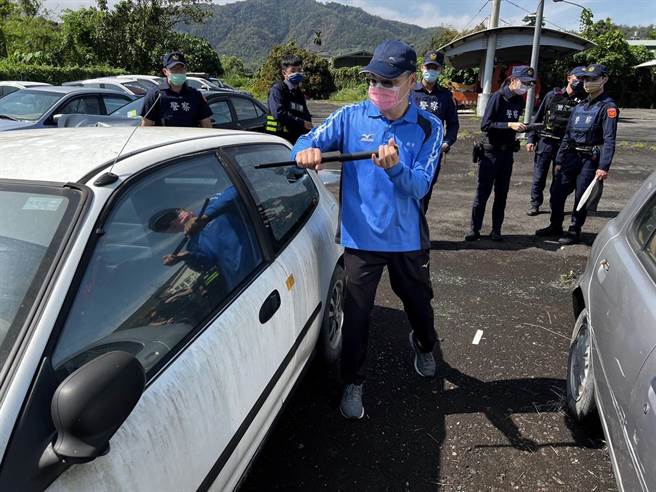 员警车辆破窗训练，埔里警分局「来真的」，利用报废真车让员警实际砸窗演练。（埔里警分局提供／陈淑芬南投传真）