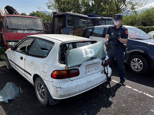 员警车辆破窗训练，埔里警分局「来真的」，利用报废真车让员警实际砸窗演练。（埔里警分局提供／陈淑芬南投传真）