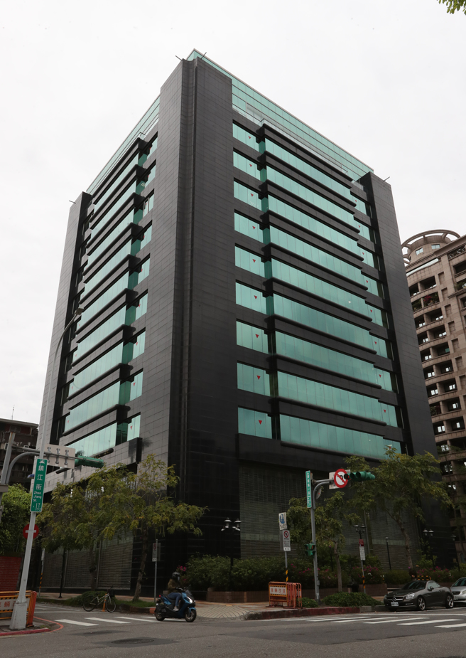 本土疫情持续升温，连立法院也出现确诊案例，国民党立委廖国栋办公室传出2助理在医院检测呈现新型冠状病毒为阳性，而廖国栋今也证实办公室同仁确诊，目前正在隔离中，一切皆依照规定办理。 图为立委办公室所在地中兴大楼。（刘宗龙摄）