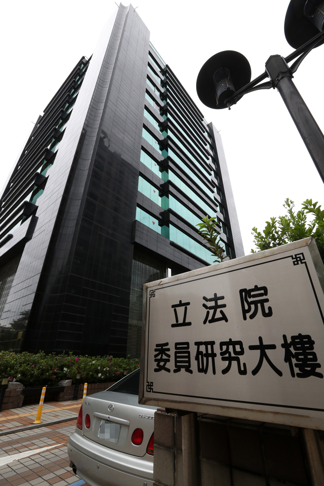 本土疫情持续升温，连立法院也出现确诊案例，国民党立委廖国栋办公室传出2助理在医院检测呈现新型冠状病毒为阳性，而廖国栋今也证实办公室同仁确诊，目前正在隔离中，一切皆依照规定办理。 图为立委办公室所在地中兴大楼。（刘宗龙摄）