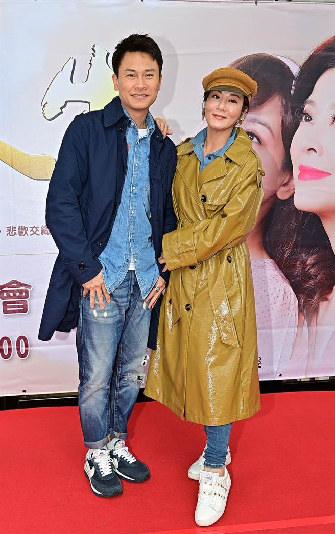 王振富、邱琦雯高雄会粉丝。（台视提供）