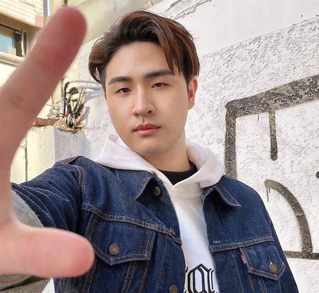 鹿希派開直播與網友互動。（容易文創提供）