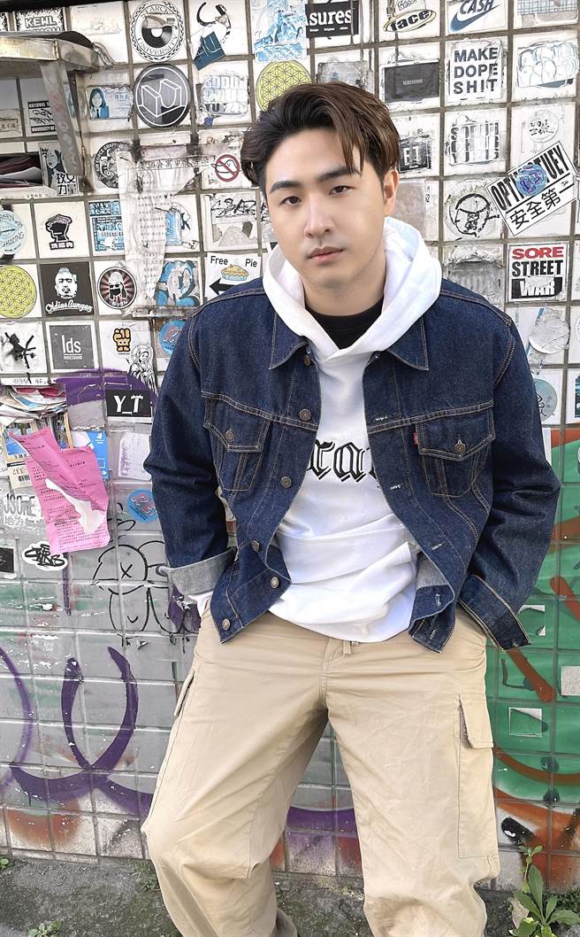 鹿希派開直播與網友互動。（容易文創提供）