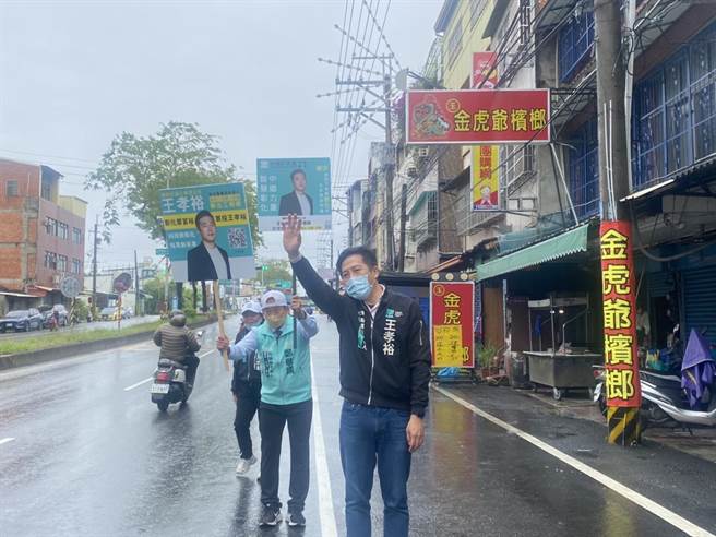 民眾党推出彰化县议员第一选区参选人王孝裕服务处3日剪彩成立，王孝裕在街头向大家挥手。（民眾党彰化县党部提供／吴敏菁彰化传真）