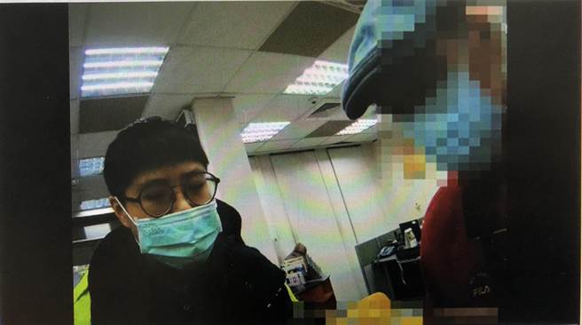 員警到場阻止黃姓男子（右）匯出1萬5000元到警示帳戶。（警方提供）