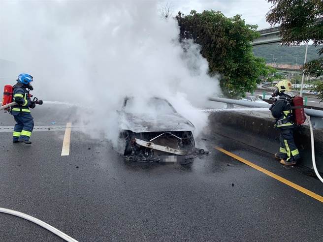 国1汐五高架发生火烧车。（民眾提供）