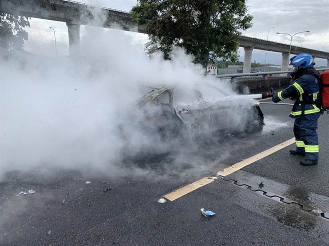 国1汐五高架发生火烧车。（民眾提供）