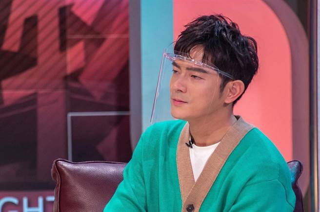 宥胜谈到高龄95岁的阿嬷，忍不住泪洒摄影棚。（TVBS提供）