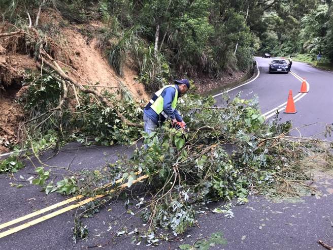 民间就难组织自发性前往抢通道路。（翻摄照片／李京升苗栗传真）