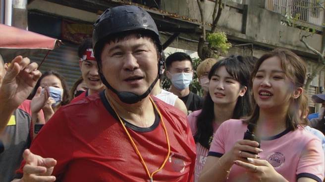 胡瓜被水球砸中，全身湿透透。（民视提供）