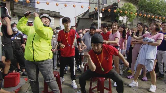 胡瓜（右）一开始相当得意忘形。（民视提供）