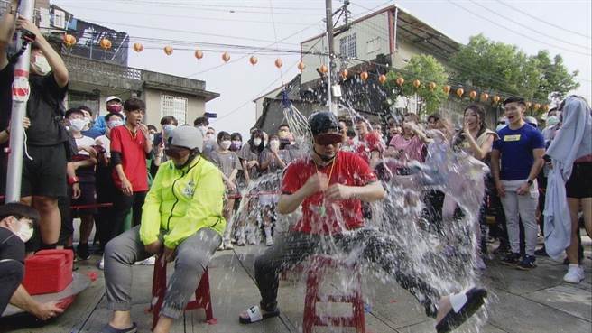 胡瓜闪避不及，接连被水球击中。（民视提供）