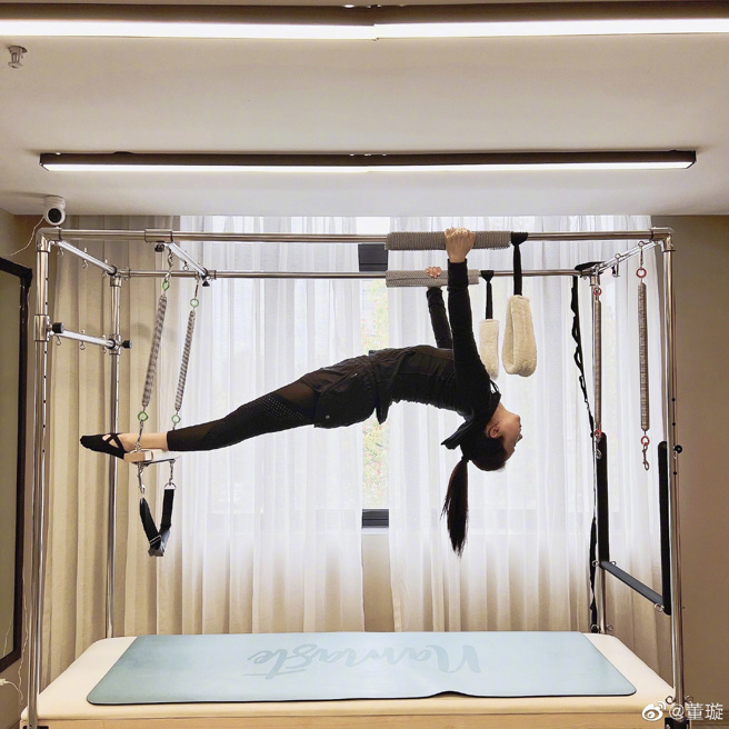 董璇晒运动照，零赘肉身材超不科学。（图／取材自董璇微博）