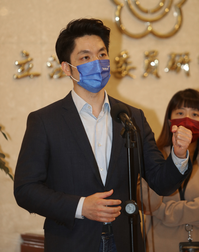 日前国民党立委蒋万安的「以蒋家人为荣」说法，引发论战，行政院长苏贞昌表示，人不能选择自己父母，但可以选择自己国家领导人或城市领导人。对此，蒋万安3日在立法院受访表示，两位蒋总统对中华民国这片土地是有贡献的，不容抹灭及扭曲，身为蒋家后人，他当然感到非常骄傲、光荣。（刘宗龙摄）