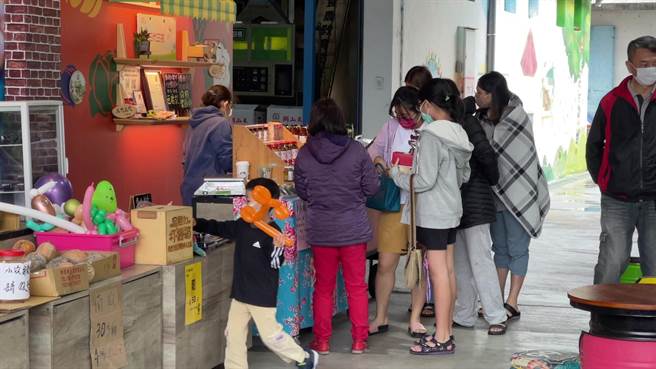 清明连假第2天，台东县关山镇农会附属米国学校出现游客潮。（民眾提供／蔡旻妤台东传真）