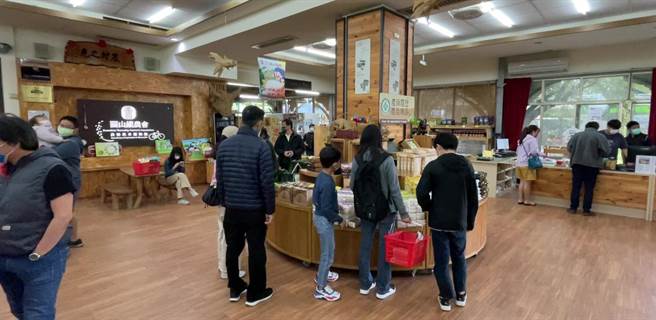 清明连假第2天，台东县关山镇农会附属米国学校出现游客潮。（民眾提供／蔡旻妤台东传真）