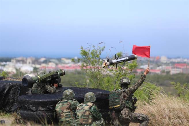 陆战队66旅战训测考，打多枚标枪飞弹，击毁敌方摸拟的战甲车目标。军闻社提供