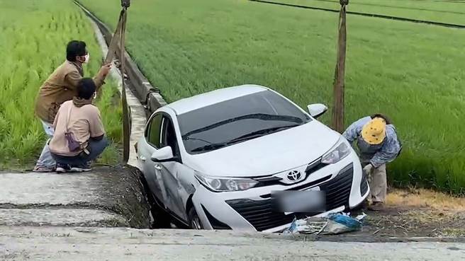 台东池上乡伯朗大道3日发生轿车落入稻田意外。（弘义单车提供／蔡旻妤台东传真）