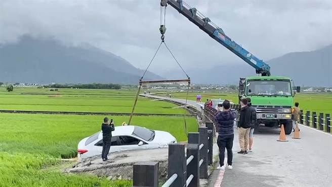 台东池上乡伯朗大道3日发生轿车落入稻田意外。（弘义单车提供／蔡旻妤台东传真）