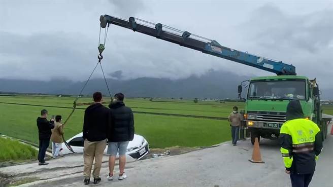 台东池上乡伯朗大道3日发生轿车落入稻田意外。（弘义单车提供／蔡旻妤台东传真）