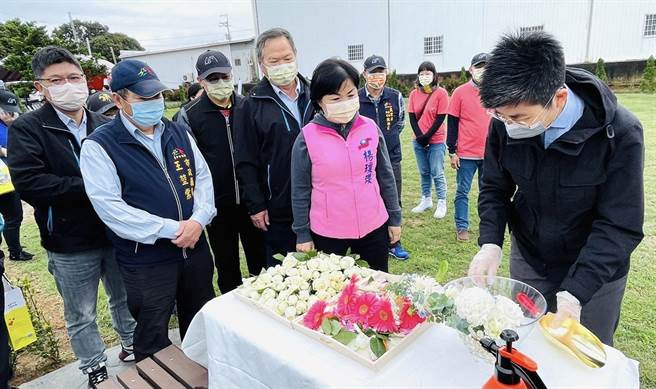 台中市宠物植存纪念园区3日启用，由礼仪师现场示范植存。（台中市政府提供）