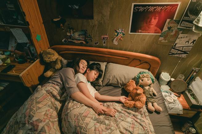 Selina（左）在电影《头七》展现极致的母爱保护女儿吴以涵。（皮诺丘电影提供）