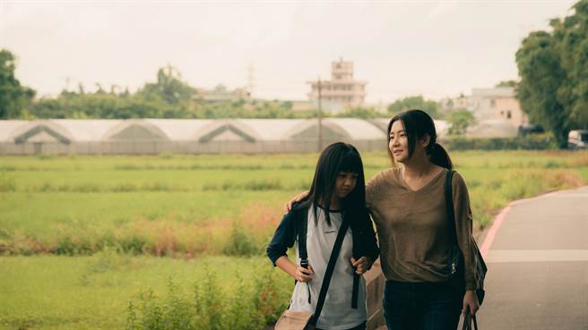 Selina（右）跟片中女儿吴以涵有多场精采对手戏。（皮诺丘电影提供）