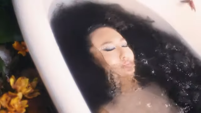 蔷蔷的湿身造型，挑逗着男星的感官神经。(图／蔷蔷 Youtube)