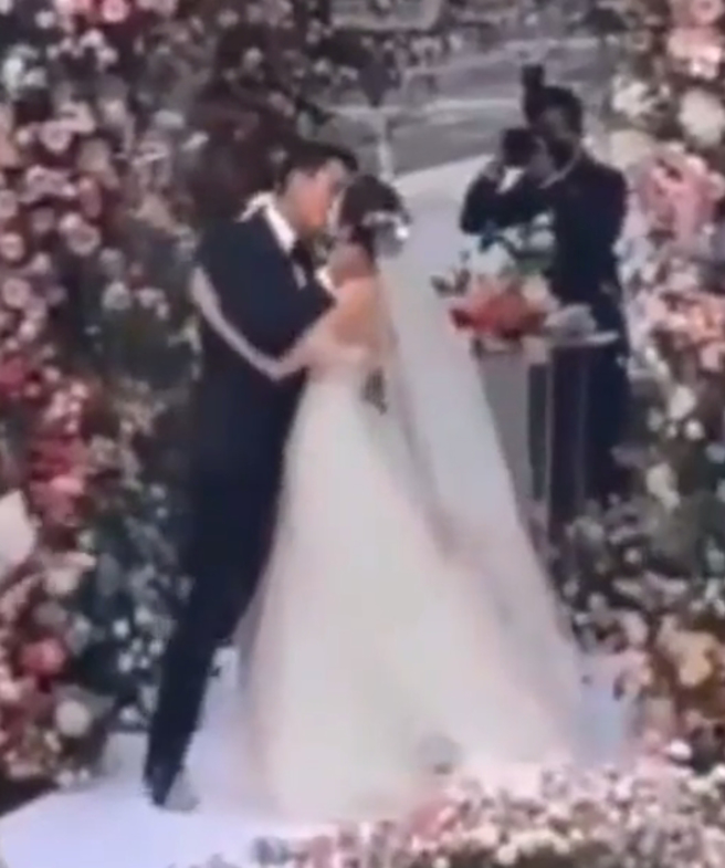 孫藝真在婚禮現場翩翩起舞後，大方與新婚尪玄彬親吻。(翻攝自binjinnews IG)