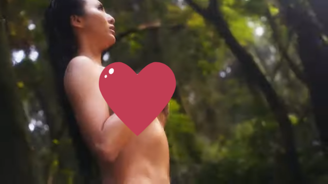 蔷蔷大方展示身材，让粉丝看得直流鼻血。(图／蔷蔷 Youtube)